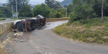Carreta carregada com óleo vegetal tomba na serra do Campestrinho e interdita pista