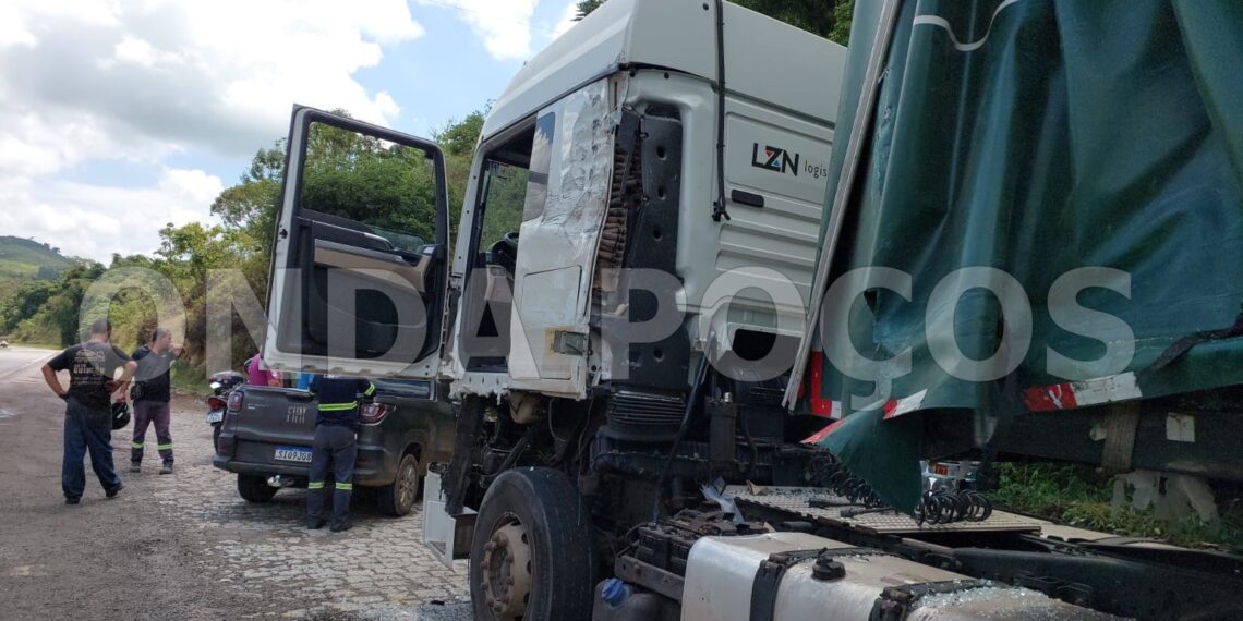 Carretas carregadas com açúcar e vidro batem na Serra do Selado, entre Poços e Bandeira do Sul