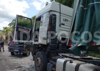Carretas carregadas com açúcar e vidro batem na Serra do Selado, entre Poços e Bandeira do Sul