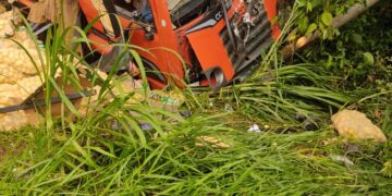 Acidente entre caminhão e carro na BR-459 deixa duas pessoas feridas