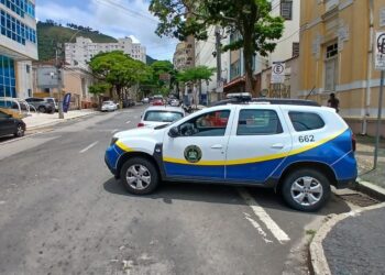 Motorista passa mal ao volante e bate em veículo da Prefeitura no Centro de Poços