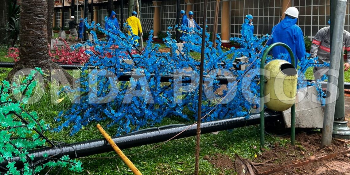 Chuva derruba enfeites da decoração de Natal de Poços de Caldas, veja fotos