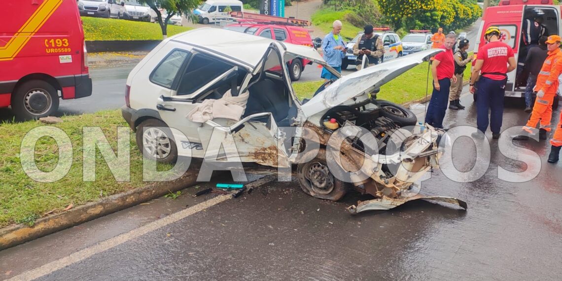 Mulher e criança ficam feridas após carro atingir árvore no Bortolan, em Poços de Caldas