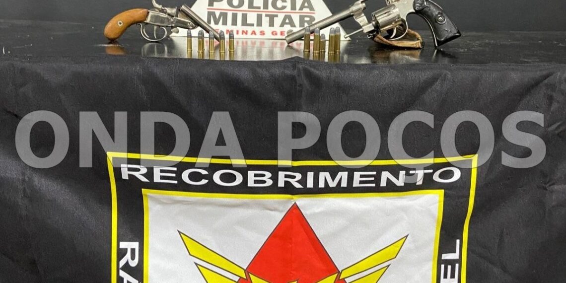 Homem é preso após ameaçar esposa com arma de fogo na zona oeste de Poços