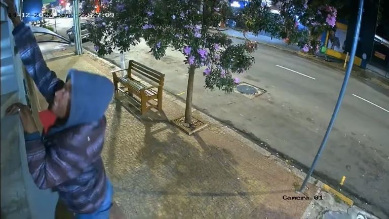 VÍDEO: suspeito é flagrado invadindo estabelecimento em Poços de Caldas