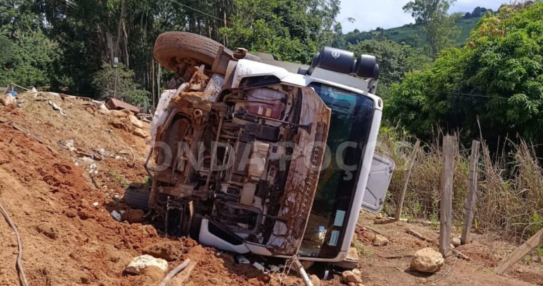 Motorista perde controle e caminhão de coleta de lixo tomba em Campestre