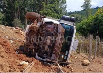 Motorista perde controle e caminhão de coleta de lixo tomba em Campestre