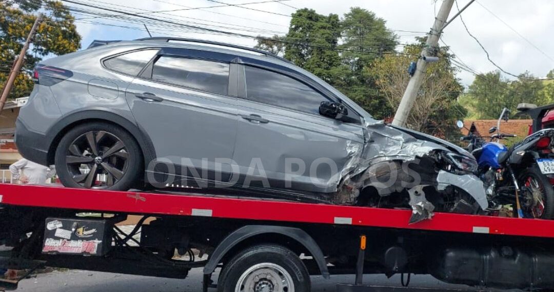 Motorista perde controle de carro e bate em poste em Poços de Caldas