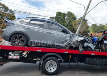 Motorista perde controle de carro e bate em poste em Poços de Caldas