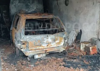 Neto coloca fogo em carro do avô após denúncia de abuso contra criança em Poços