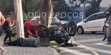 Jovem fica ferido após acidente de moto em Poços de Caldas