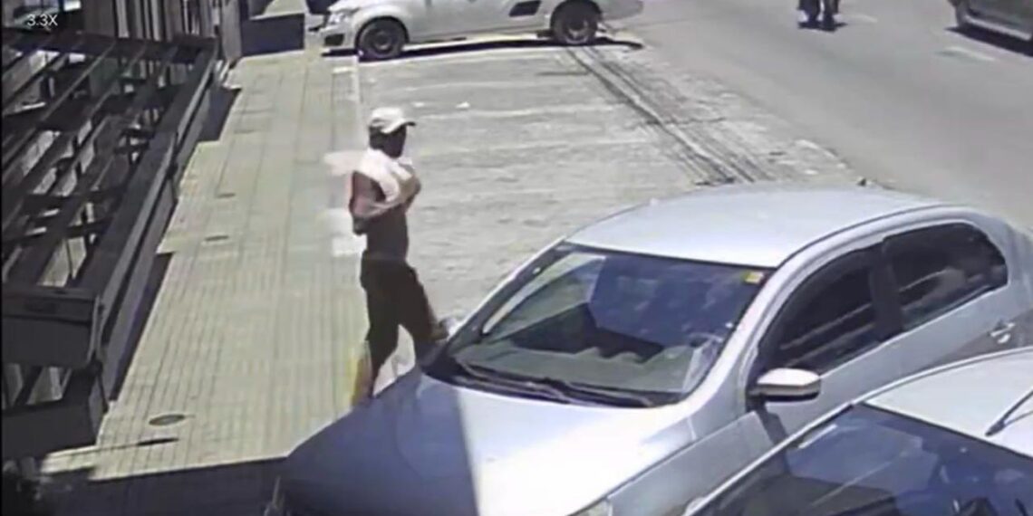 VÍDEO: homem furta carro em avenida de Poços de Caldas