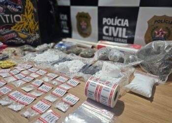 Polícia Civil prende traficantes e apreende drogas, dinheiro e celulares em Poços
