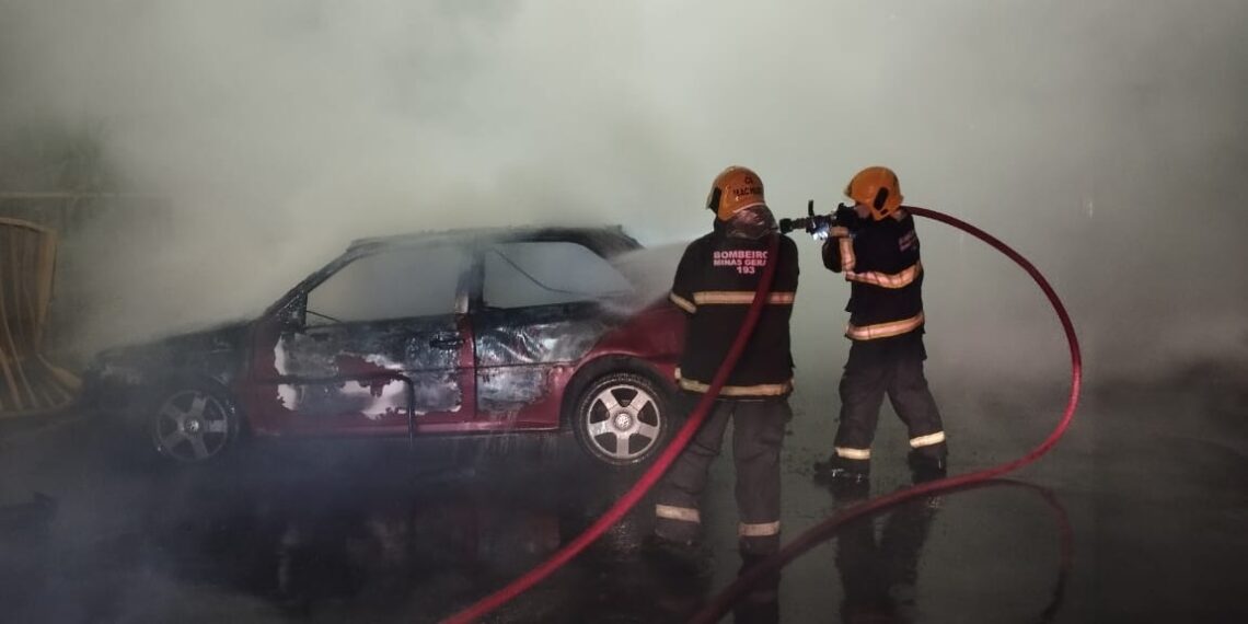 Carro fica destruído após incêndio em cidade do Sul de Minas