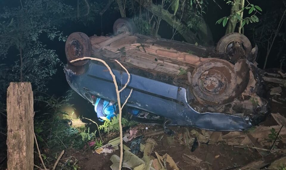 Carro com duas mulheres e três crianças capota e fica à beira de rio em rodovia na região