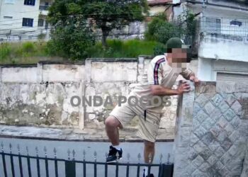 VÍDEO: sob efeito de drogas, homem invade casa de policial e acaba rendido em Poços