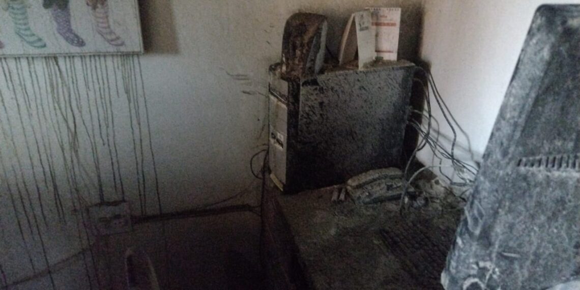 Incêndio atinge prédio comercial com consultórios médicos no Centro de Poços de Caldas