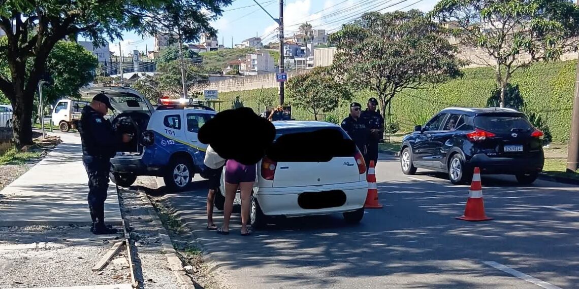 Fiscalização de trânsito resulta na prisão de foragido da Justiça em Poços