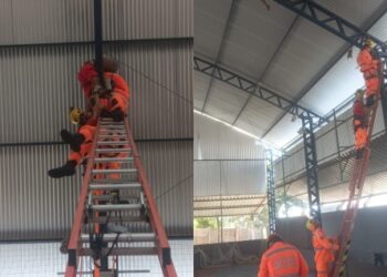 Homem sobe em quadra esportiva para buscar bola, fica preso a 15 metros de altura e é salvo pelos bombeiros