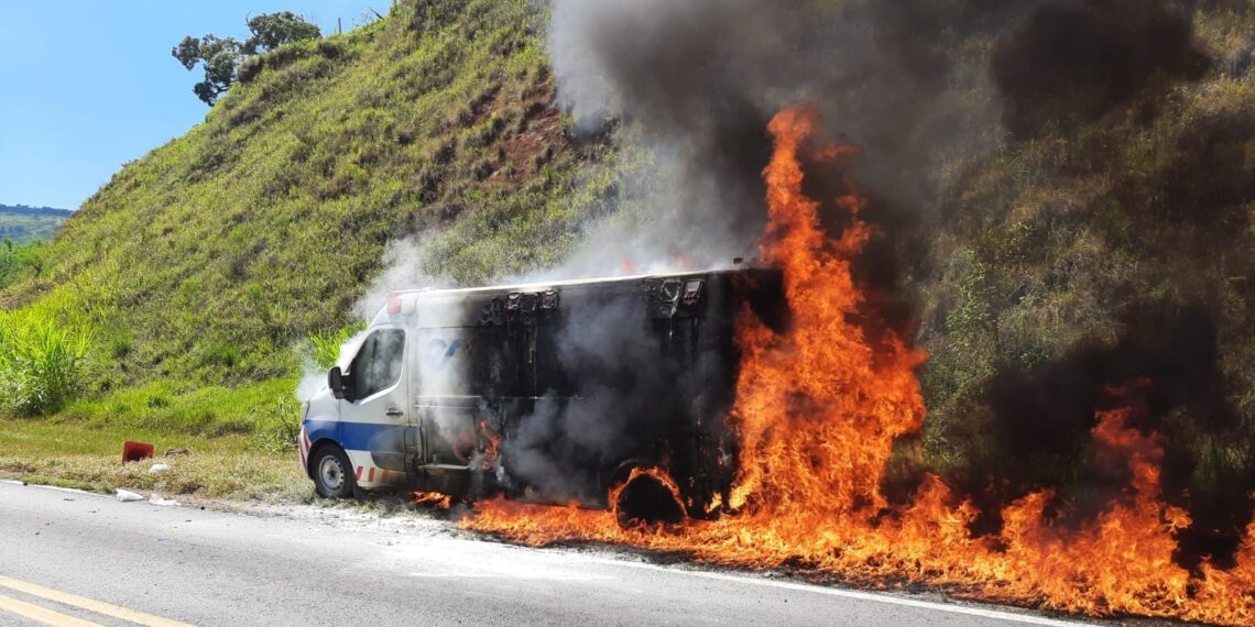 Ambulância da EPR é destruída por incêndio em rodovia do Sul de Minas