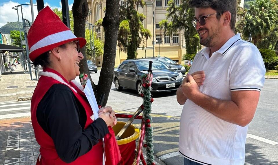 Vereador de Poços presta homenagem à “Mamãe Noel da Limpeza”