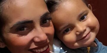 Após salvar criança de incêndio, policial se une à família em oração na Santa Casa