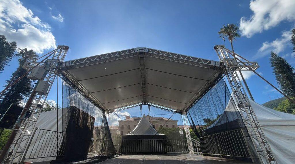 Réveillon 2026: Estrutura pronta para a virada do ano em Poços