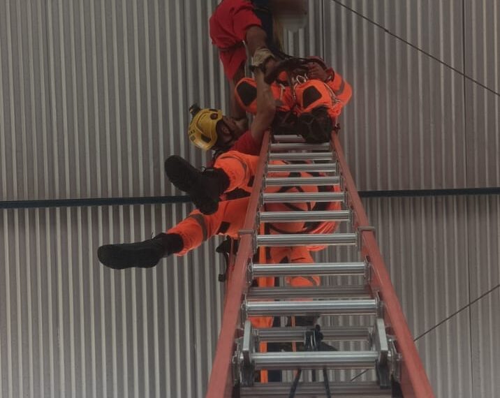 Jovem fica preso em estrutura a 15 metros de altura em quadra e é resgatado