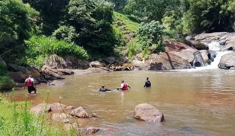Tio e sobrinho morrem afogados em cachoeira no Sul de Minas
