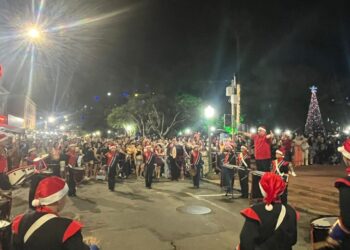Parada de Natal acontece nesta quinta-feira (18) em Poços; veja programação