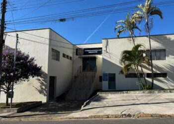 Criança de 5 anos deixa van escolar sozinha e é encontrada por moradores; motorista e monitora foram detidas