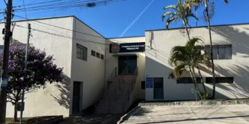 Criança de 5 anos deixa van escolar sozinha e é encontrada por moradores; motorista e monitora foram detidas