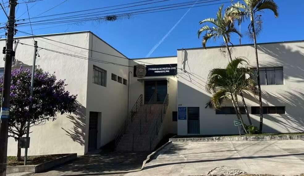 Criança de 5 anos deixa van escolar sozinha e é encontrada por moradores; motorista e monitora foram detidas