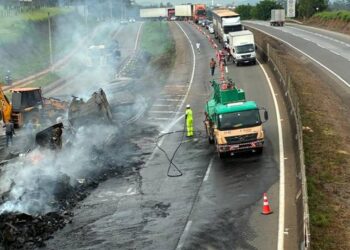 Carreta é destruída após incêndio no Sul de Minas; motorista não é localizado