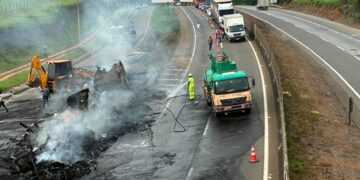 Carreta é destruída após incêndio no Sul de Minas; motorista não é localizado