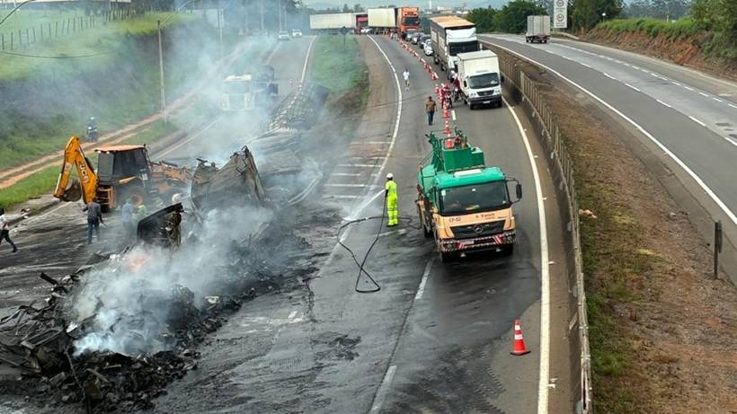Carreta é destruída após incêndio no Sul de Minas; motorista não é localizado