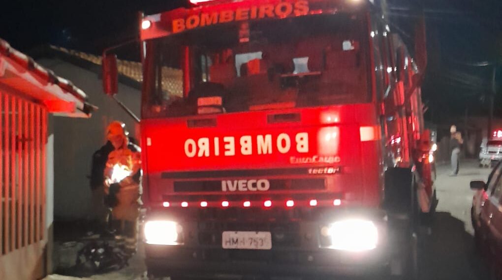 Incêndio em residência mobiliza Bombeiros em Andradas
