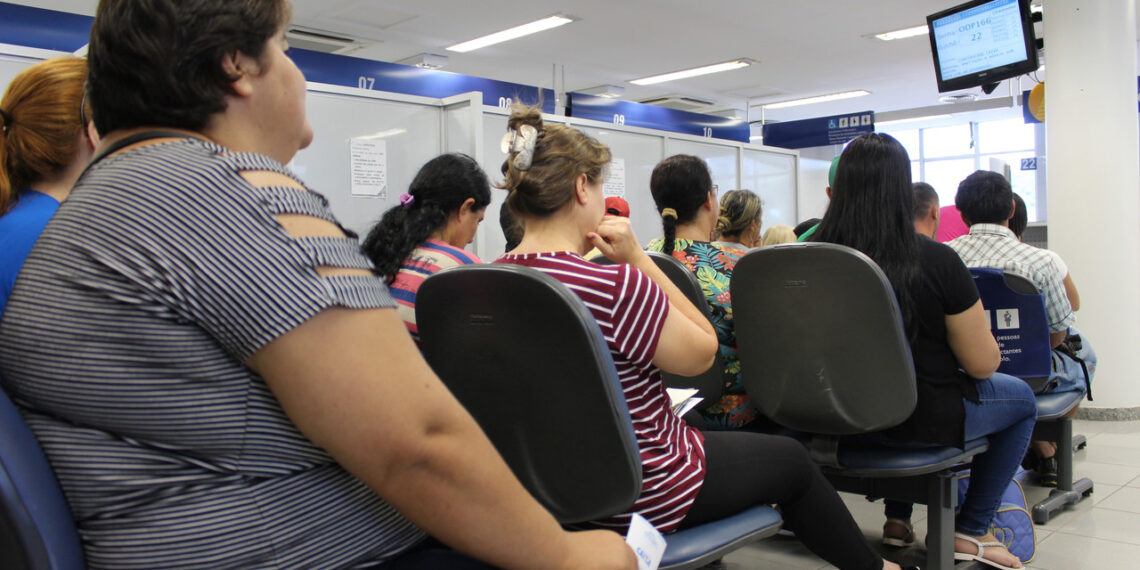 PROCON multa agências bancárias por excesso de tempo de espera em Poços de Caldas