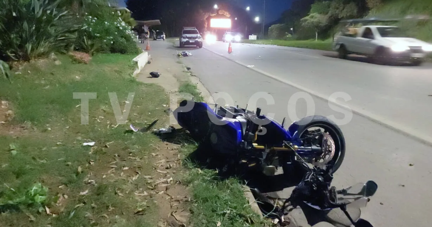 Homem de 60 anos morre após perder controle da moto e cair; acidente aconteceu na avenida Wenceslau Braz, em Poços