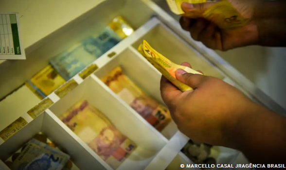 Caixa começa a pagar saldo do FGTS retido pelo saque-aniversário; Veja quem tem direito e como receber os recursos