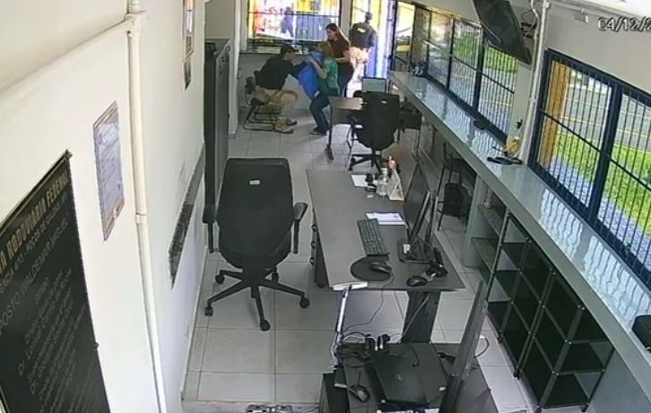 VÍDEO: PRF salva bebê de 42 dias engasgado em Poços de Caldas