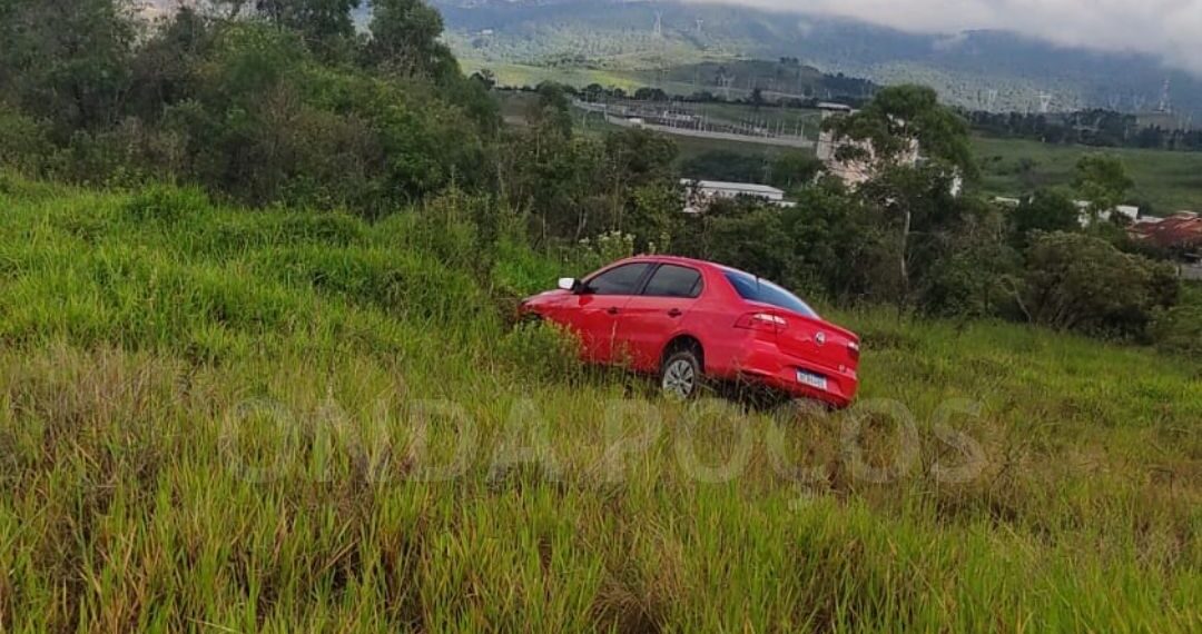 Carro de motorista de aplicativo levado em assalto é encontrado 