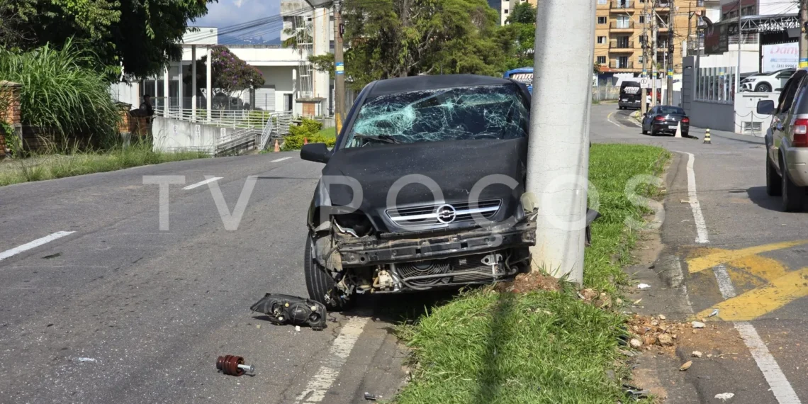 Motorista sem carteira perde controle do carro e deixa dois feridos em Poços de Caldas