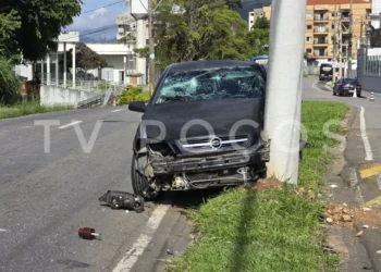 Motorista sem carteira perde controle do carro e deixa dois feridos em Poços de Caldas