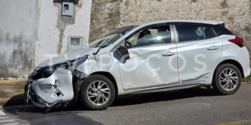 Colisão entre carro e moto deixa motociclista ferido em Poços