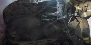 Carro pega fogo dentro de garagem em cidade da região