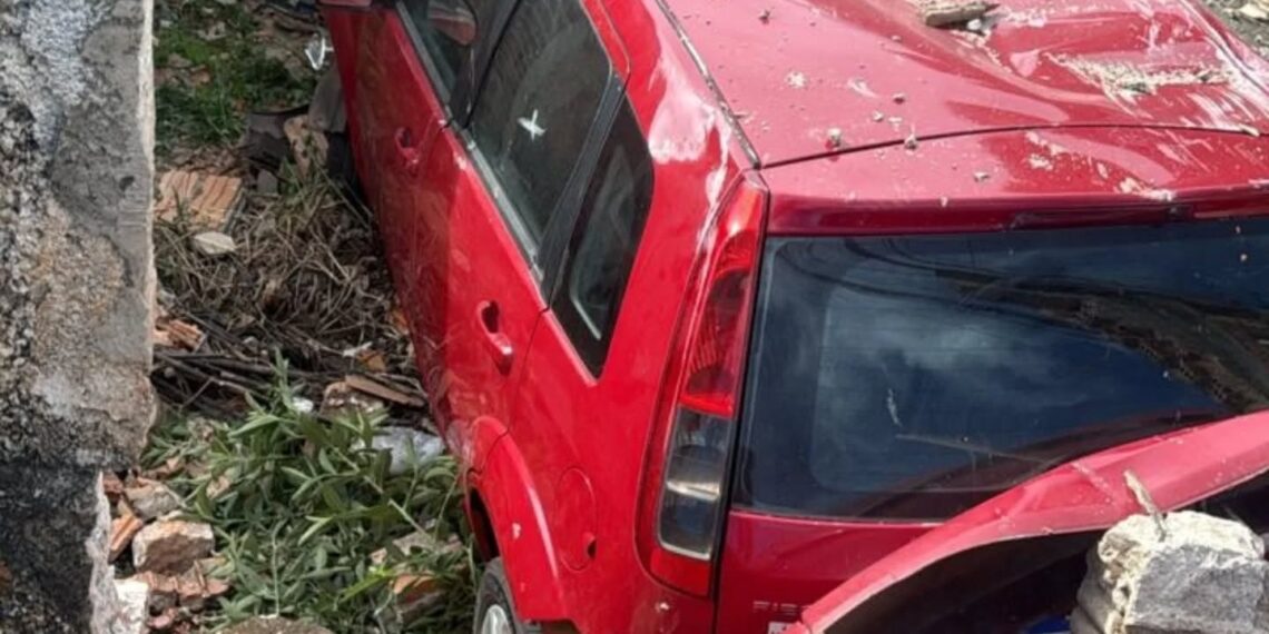 Carro desgovernado destrói muro e invade quintal de residência