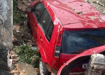 Carro desgovernado destrói muro e invade quintal de residência