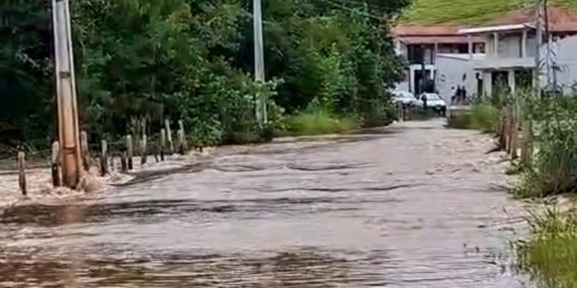 Homem que morreu ao tentar atravessar área alagada é sepultado
