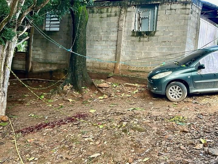 Homem é morto com tiro na cabeça em terreno de borracharia